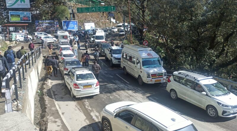 snowfall-roads-block-traffic-