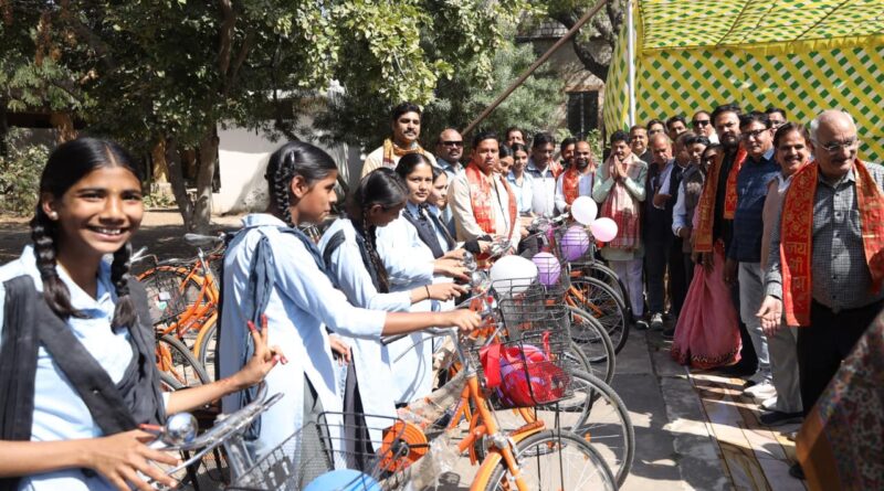 mla-gopal-sharma-distribute-cycle