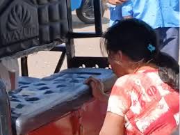 bhopal-e-rickshaw-man-consumes-poison-after-being-