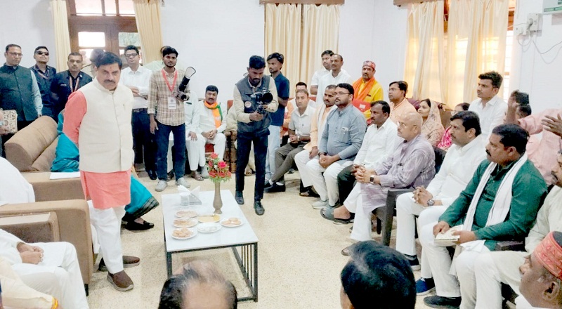 mp-cm-major-action-sidhi-collector-guna-sp-instruc