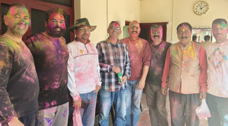 mla-holi-nahan-people