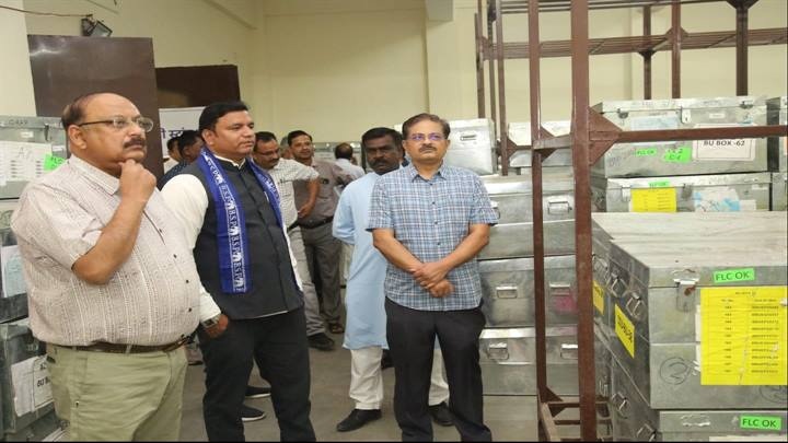 mp-ceo-jha-inspected-the-evm-warehouse-in-bhopal