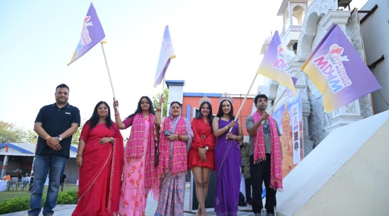 women-in-sarees-ran-on-the-streets-of-jaipur