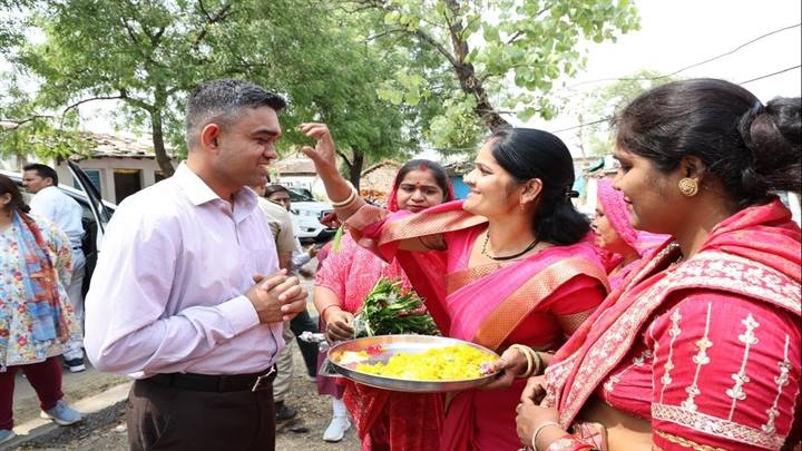 mp-bhopal-collector-meets-sisters-of-self-help-gro