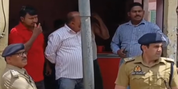 up-crime-karmchari-robery