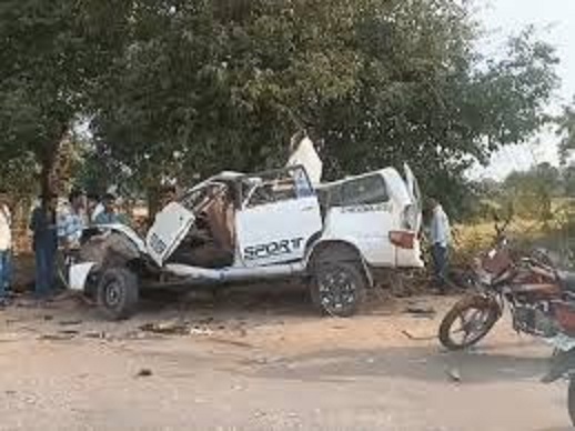 mp-tavera-tractor-trolley-collision-on-narmadapura