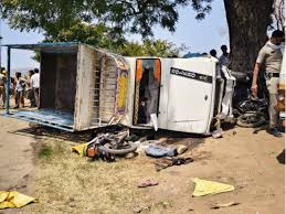 maheshwar-pickup-vehicle-ran-over-wedding-processi