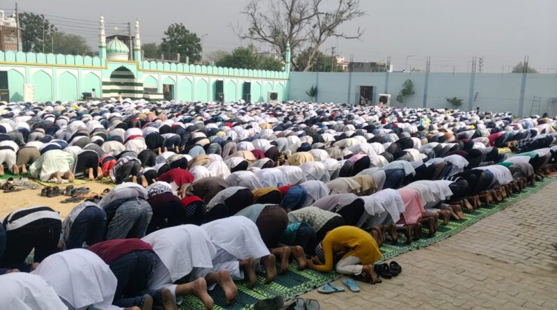 after-offering-namaz-they-pra