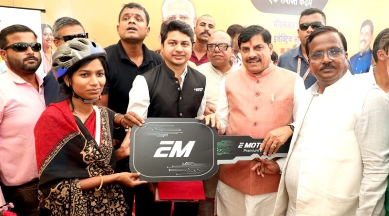 cm-distributed-free-e-cycles-women-workers-ujjain