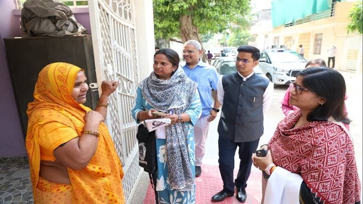 mp-gwalior-collector-inspected-the-census-work-by-