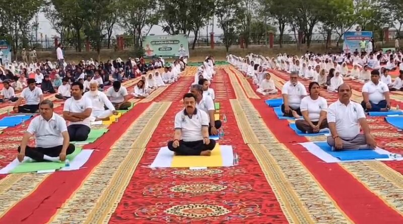 occasion-of-yoga-day-minister