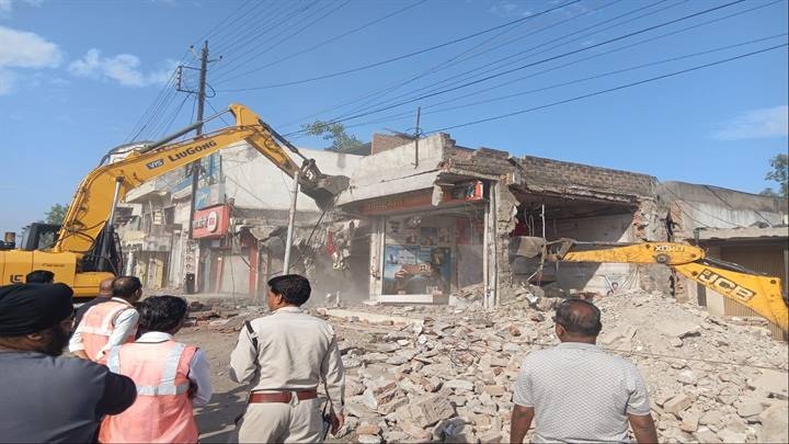 mp-indore-encroachments-obstructing-the-constructi
