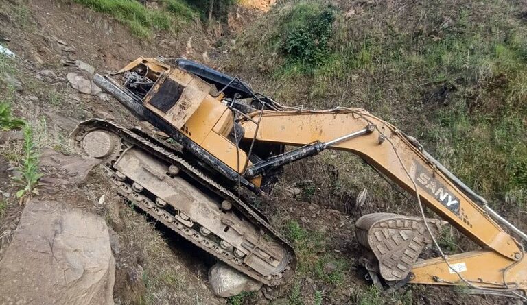 accident-jcb-shikavri-road-kan