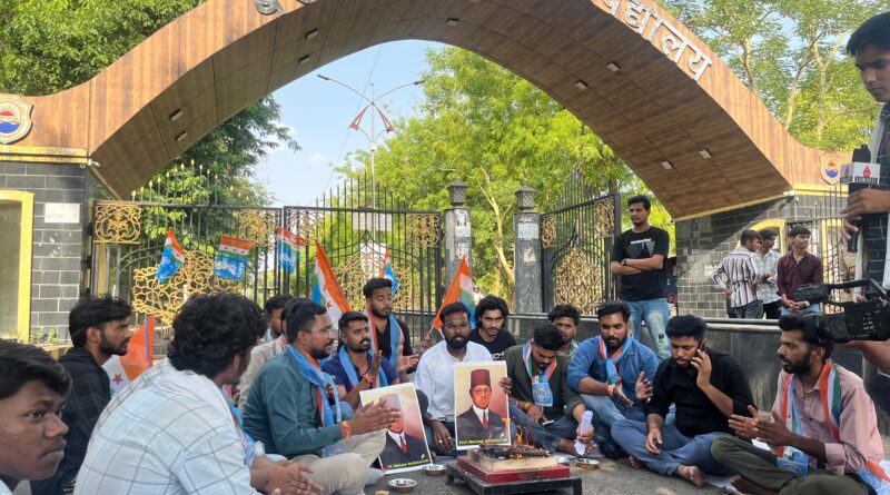 nsui-protests-against-renaming-of-barkatullah-univ