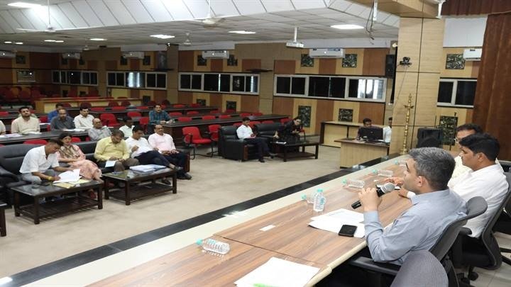 mp-bhopal-collector-inspects-new-technologies-at-t