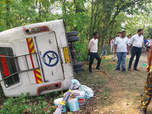 balaghat-passenger-bus-goes-out-of-control-four-in