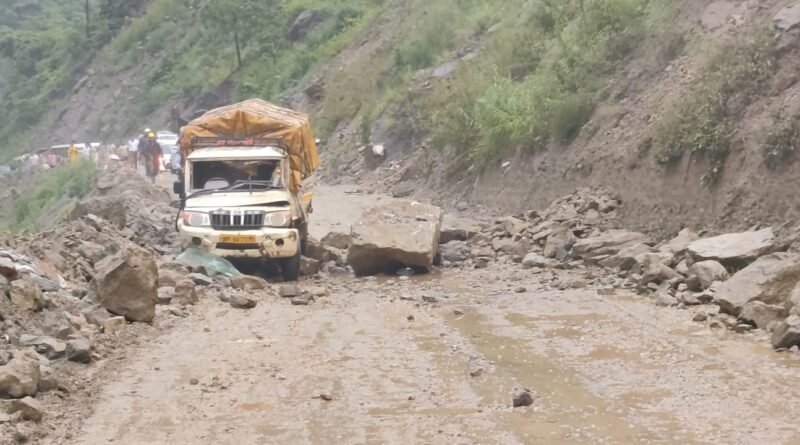 land-slid-nh-21-zhalogi-trafic