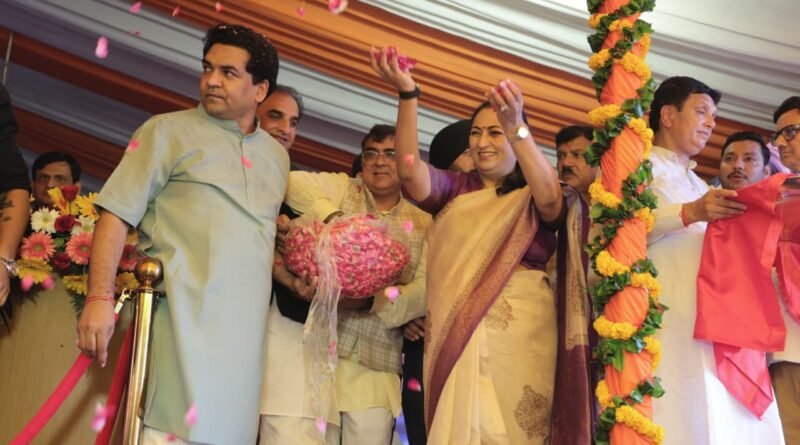 cm-welcome-kanwariyas-flowers