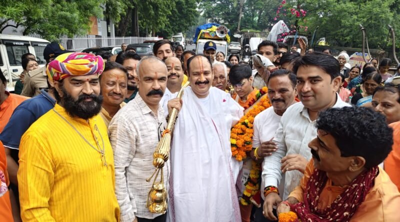 pandit-pradeep-mishra-has-elev