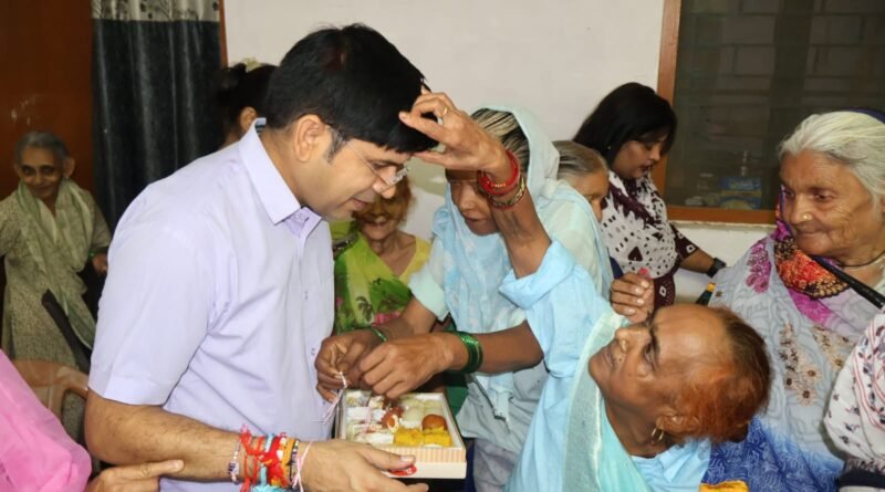 dm-rakhi-tied-at-old-age-home
