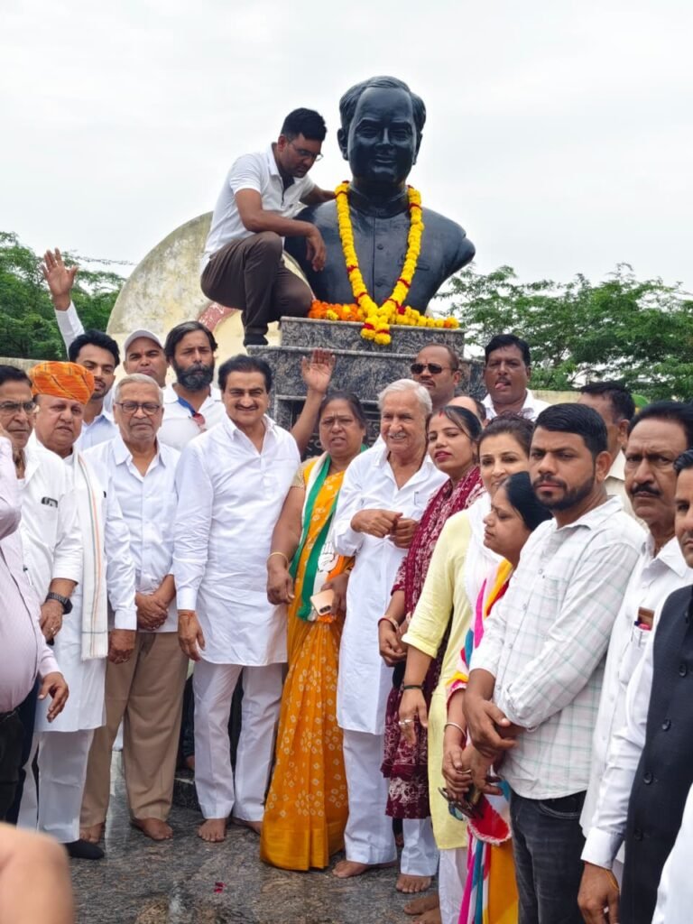 congress-pays-emotional-tribut
