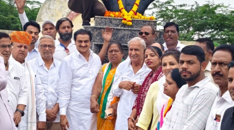 congress-pays-emotional-tribut