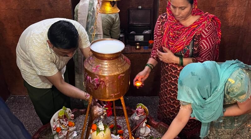 crowds-of-devotees-at-shiva-te