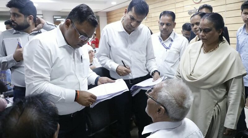 mp-indore-collector-heard-citizens-grievances-duri