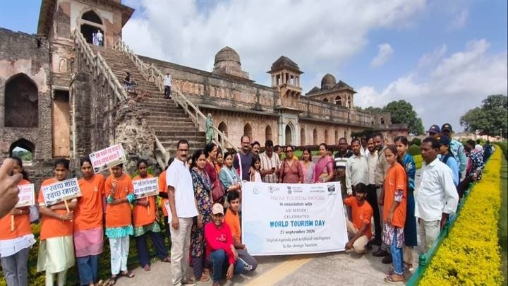 mp-indore-traditional-welcome-tourists-airport-man