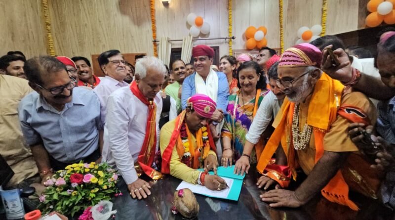 paras-singhvi-charge-mayor-udaipur