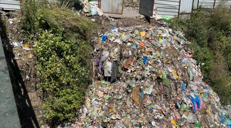 uk-garbage-pile-janki-chatti