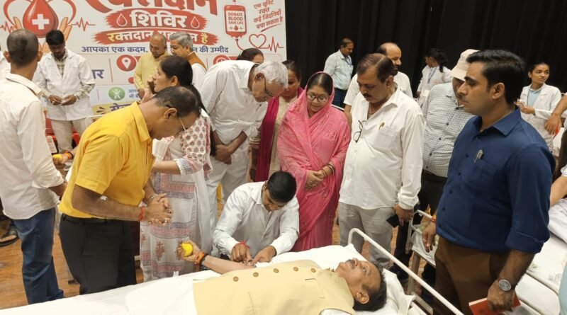 rew-blood-donate-in-public-ser