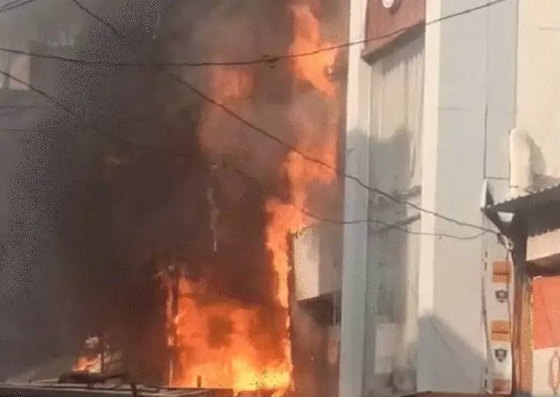 mp-massive-fire-breaks-cylinder-blast-bhopals-new-